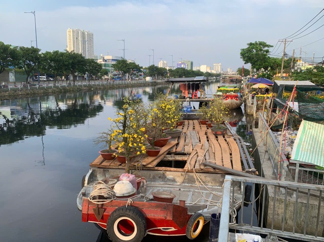 Mưu sinh ở Bến B&igrave;nh Đ&ocirc;ng: Những chiếc ghe chở cả một c&aacute;i tết- Ảnh 3.