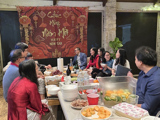 Người Việt ở Mỹ đ&oacute;n tết 2026: H&ograve;a m&igrave;nh v&agrave;o kh&ocirc;ng kh&iacute; đầm ấm v&agrave; truyền thống - Ảnh 4.