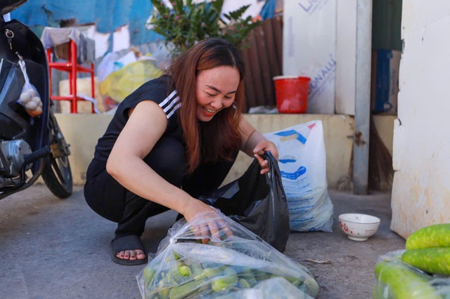 Người dân xúc động nhận rau miễn phí ngày 29 tết - Ảnh 5.