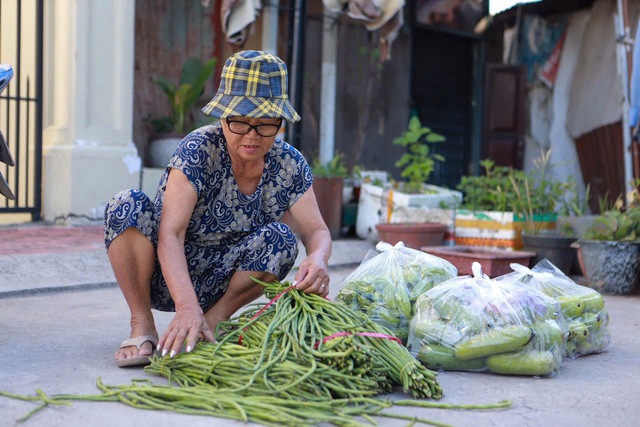Người dân xúc động nhận rau miễn phí ngày 29 tết - Ảnh 4.