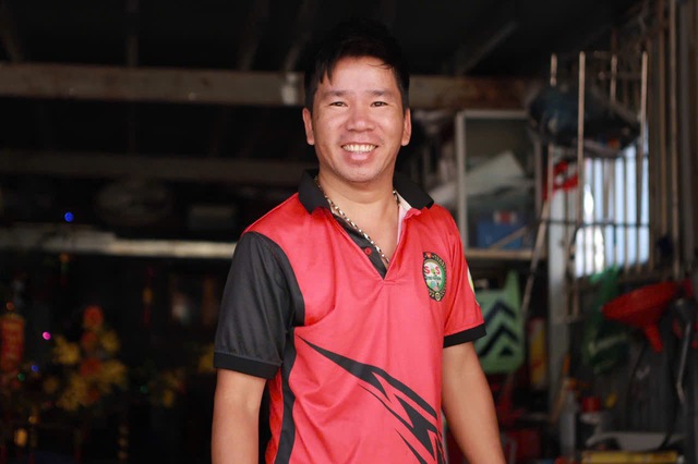 Người dân xúc động nhận rau miễn phí ngày 29 tết - Ảnh 1.