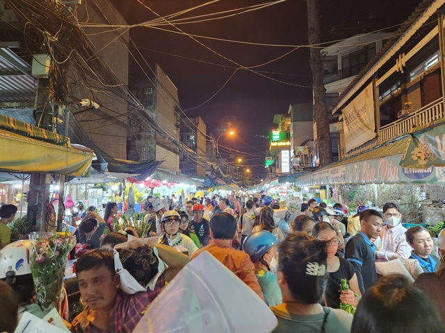 TP.HCM ng&agrave;y 29 tết: Đi t&igrave;m b&igrave;nh y&ecirc;n sau những bộn bề, hối hả - Ảnh 2.