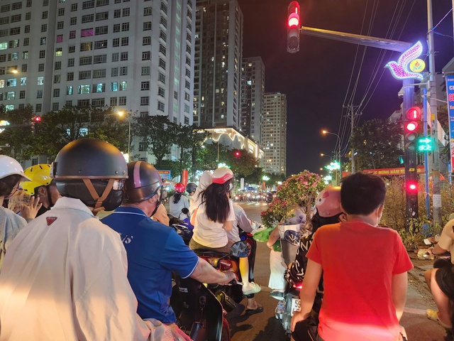 TP.HCM ng&agrave;y 29 tết: Đi t&igrave;m b&igrave;nh y&ecirc;n sau những bộn bề, hối hả - Ảnh 4.