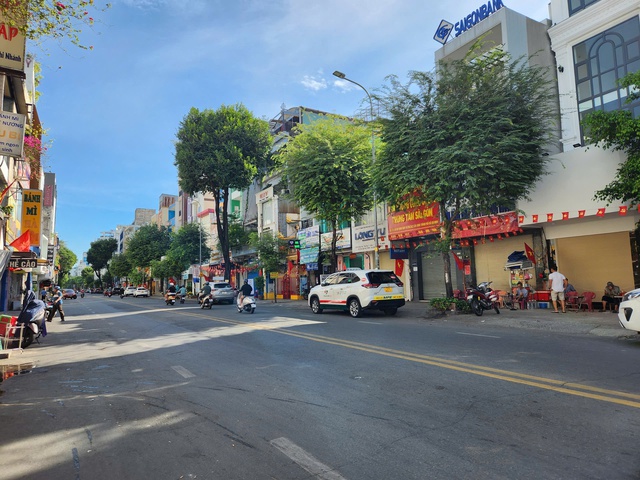 TP.HCM ng&agrave;y 29 tết: Đi t&igrave;m b&igrave;nh y&ecirc;n sau những bộn bề, hối hả - Ảnh 6.