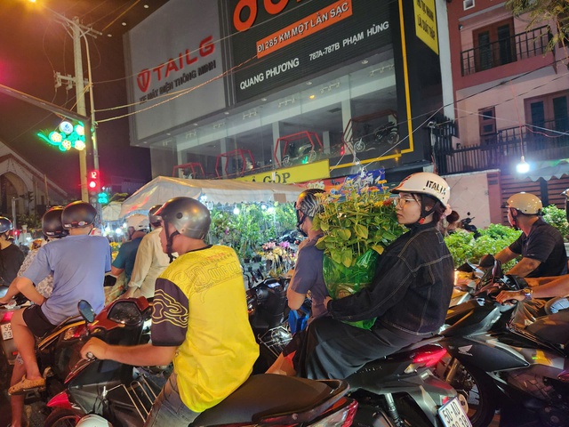 TP.HCM ng&agrave;y 29 tết: Đi t&igrave;m b&igrave;nh y&ecirc;n sau những bộn bề, hối hả - Ảnh 3.