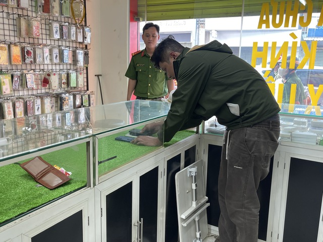 Công an TP.HCM truy xét thần tốc, bắt kẻ cắt khóa trộm 51 điện thoại - Ảnh 2.