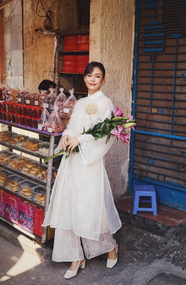 Áo dài trắng thăng hoa trong mùa tết- Ảnh 7.