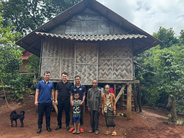 M&ugrave;a xu&acirc;n g&otilde; cửa những căn nh&agrave; 'đặc biệt' ở miền n&uacute;i Quảng Trị- Ảnh 6.