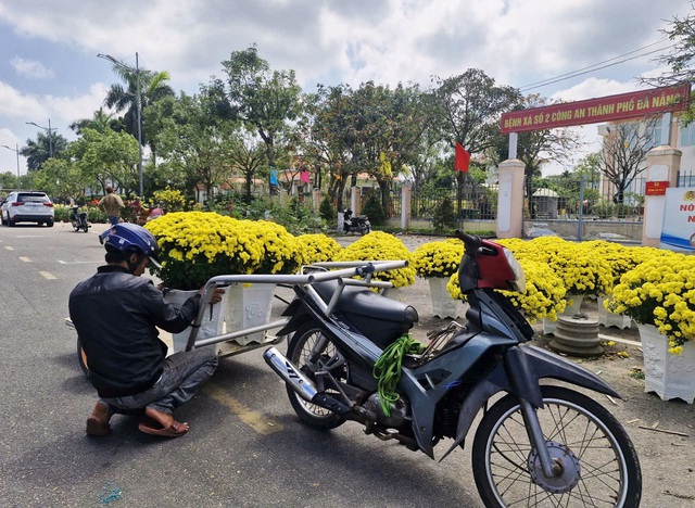 Chợ hoa 29 tết: Khi &aacute;p lực c&ocirc;ng việc v&agrave; t&acirc;m l&yacute; 'chờ gi&aacute; rẻ' gặp nhau - Ảnh 4.