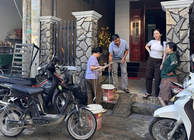 Cả xóm ở Quảng Ngãi 'đi hội' xin nước sạch ngày 29 tết, một điều rất lạ- Ảnh 1. Cả xóm ở Quảng Ngãi 'đi hội' xin nước sạch ngày 29 tết, một điều rất lạ- Ảnh 1.