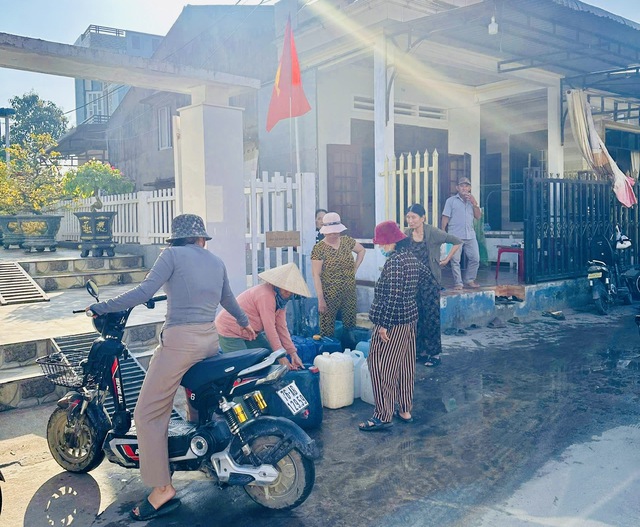 Cả xóm ở Quảng Ngãi 'đi hội' xin nước sạch ngày 29 tết, một điều rất lạ- Ảnh 4. Cả xóm ở Quảng Ngãi 'đi hội' xin nước sạch ngày 29 tết, một điều rất lạ- Ảnh 4.