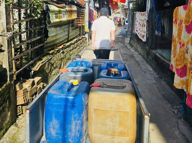 Cả xóm ở Quảng Ngãi 'đi hội' xin nước sạch ngày 29 tết, một điều rất lạ- Ảnh 3. Cả xóm ở Quảng Ngãi 'đi hội' xin nước sạch ngày 29 tết, một điều rất lạ- Ảnh 3.