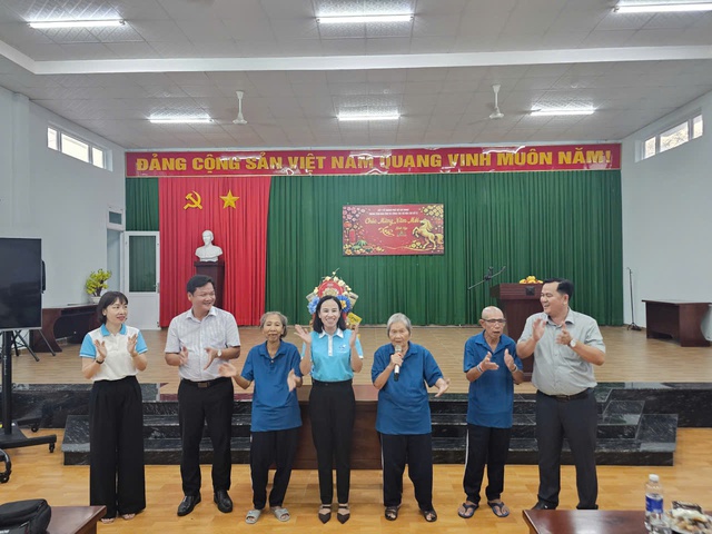 Nữ c&ocirc;ng nh&acirc;n kể chuyện qu&eacute;t r&aacute;c đường phố cuối năm - Ảnh 2.