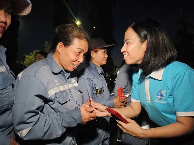 Nữ c&ocirc;ng nh&acirc;n kể chuyện qu&eacute;t r&aacute;c đường phố cuối năm - Ảnh 4.