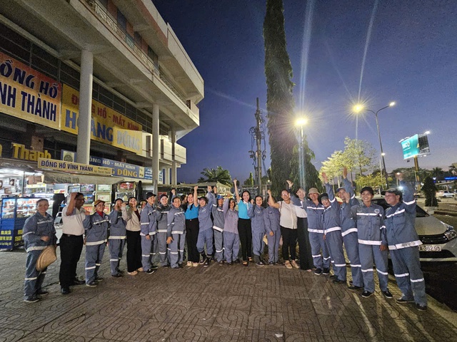 Nữ c&ocirc;ng nh&acirc;n kể chuyện qu&eacute;t r&aacute;c đường phố cuối năm - Ảnh 3.