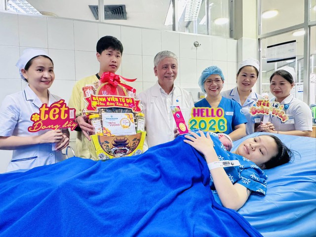 Bệnh viện Từ Dũ tặng v&agrave;ng may mắn cho những 'em b&eacute; B&iacute;nh Ngọ' đầu ti&ecirc;n- Ảnh 3.
