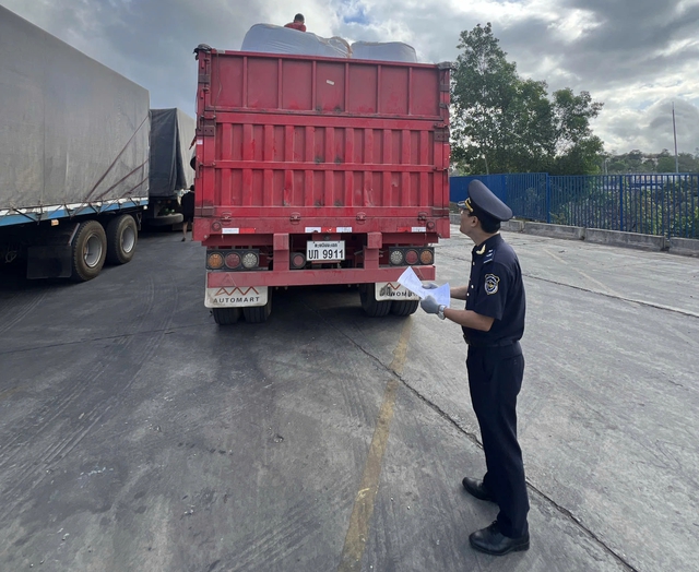 Cửa khẩu quốc tế Lao Bảo th&ocirc;ng quan l&ocirc; h&agrave;ng đầu năm mới- Ảnh 2.