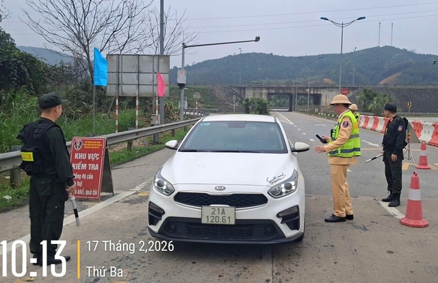 CSGT to&agrave;n quốc đồng loạt ra qu&acirc;n xử l&yacute; vi phạm nồng độ cồn- Ảnh 5.