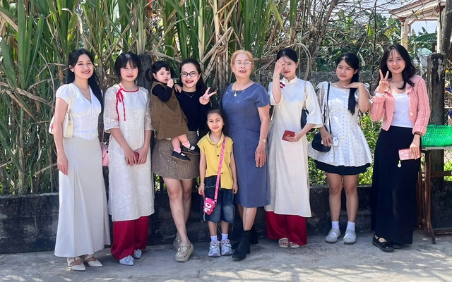 Mình còn được về quê đón tết với ông bà, ba má… được mấy lần?- Ảnh 1. Mình còn được về quê đón tết với ông bà, ba má… được mấy lần?- Ảnh 1.