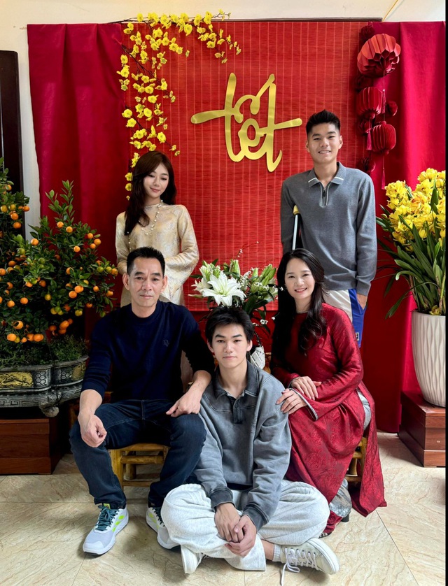 Hiểu Minh đăng ảnh chống nạng đ&oacute;n tết c&ugrave;ng gia đ&igrave;nh, Đ&igrave;nh Bắc v&agrave; Minh Ph&uacute;c n&oacute;i lời cảm động- Ảnh 1.