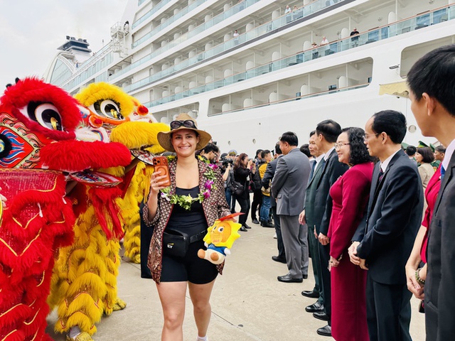 Kh&aacute;ch quốc tế ồ ạt x&ocirc;ng đất, 'lấy v&iacute;a' kỷ nguy&ecirc;n mới du lịch b&ugrave;ng nổ - Ảnh 1.