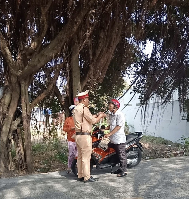 Mùng 1: CSGT Cà Mau phát hiện 5 ca nồng độ cồn sau 1 giờ ra quân- Ảnh 1. Mùng 1: CSGT Cà Mau phát hiện 5 ca nồng độ cồn sau 1 giờ ra quân- Ảnh 1.