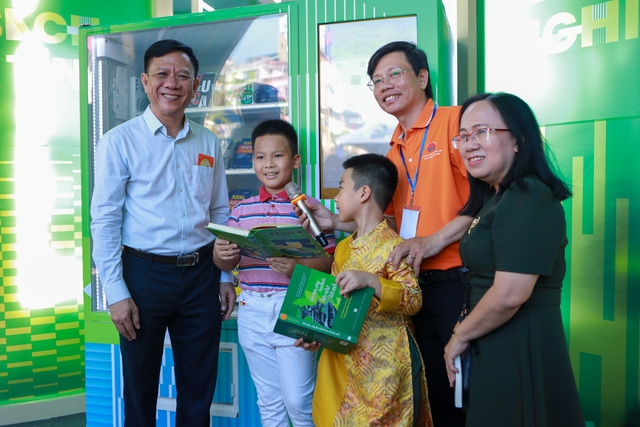 Lì xì sách tết 2026: Trải nghiệm thú vị tại ATM sách nghĩa tình TP.HCM- Ảnh 6. Lì xì sách tết 2026: Trải nghiệm thú vị tại ATM sách nghĩa tình TP.HCM- Ảnh 6.