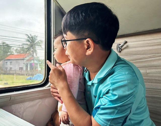 Chuyến tàu hỏa Bắc - Nam mùng 1, tết mới bắt đầu với bao người- Ảnh 1. Chuyến tàu hỏa Bắc - Nam mùng 1, tết mới bắt đầu với bao người- Ảnh 1.