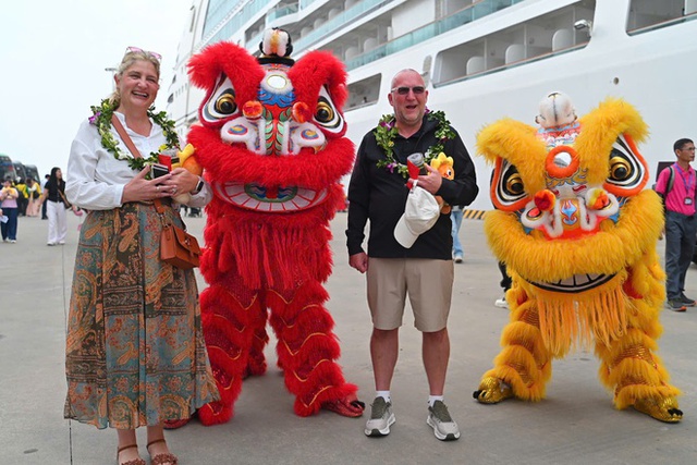 Kh&aacute;ch quốc tế ồ ạt x&ocirc;ng đất, 'lấy v&iacute;a' kỷ nguy&ecirc;n mới du lịch b&ugrave;ng nổ - Ảnh 2.