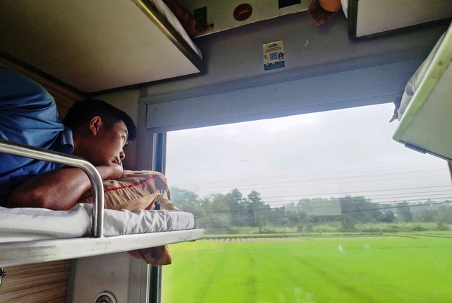 Chuyến tàu hỏa Bắc - Nam mùng 1, tết mới bắt đầu với bao người- Ảnh 2. Chuyến tàu hỏa Bắc - Nam mùng 1, tết mới bắt đầu với bao người- Ảnh 2.