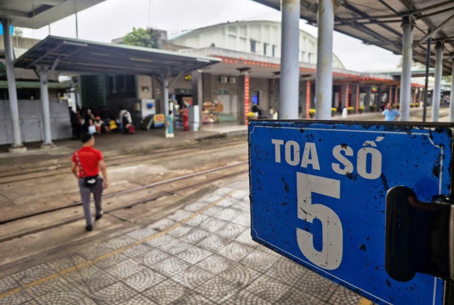 Chuyến tàu hỏa Bắc - Nam mùng 1, tết mới bắt đầu với bao người- Ảnh 6. Chuyến tàu hỏa Bắc - Nam mùng 1, tết mới bắt đầu với bao người- Ảnh 6.