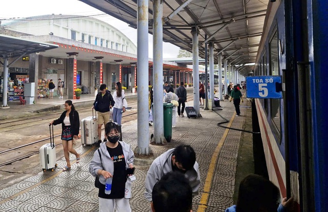 Chuyến tàu hỏa Bắc - Nam mùng 1, tết mới bắt đầu với bao người- Ảnh 4. Chuyến tàu hỏa Bắc - Nam mùng 1, tết mới bắt đầu với bao người- Ảnh 4.