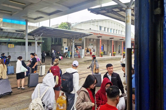 Chuyến tàu hỏa Bắc - Nam mùng 1, tết mới bắt đầu với bao người- Ảnh 5. Chuyến tàu hỏa Bắc - Nam mùng 1, tết mới bắt đầu với bao người- Ảnh 5.