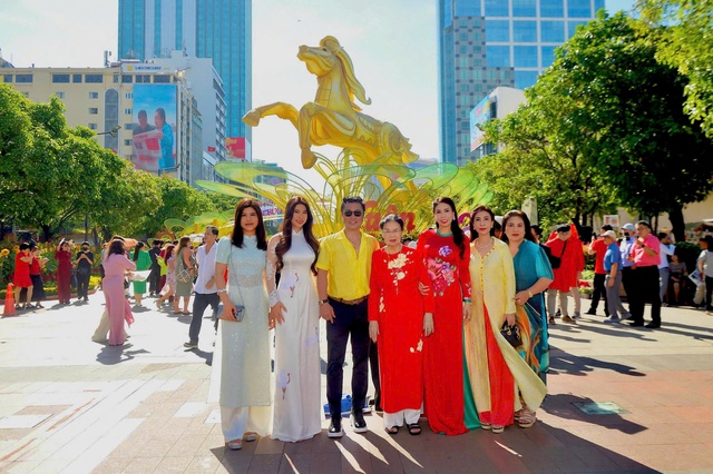 V&igrave; sao L&yacute; H&ugrave;ng v&agrave; L&yacute; Hương kh&ocirc;ng nhận show diễn tết? - Ảnh 2.