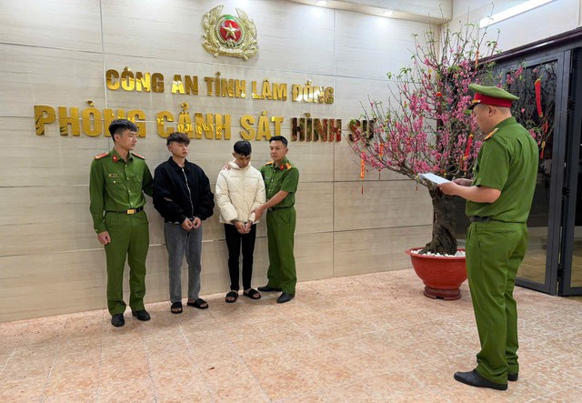 Bắt 2 nghi phạm cướp tiệm v&agrave;ng trong đ&ecirc;m giao thừa ở L&acirc;m Đồng- Ảnh 1.