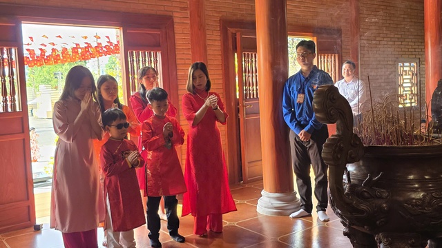 D&acirc;ng hương B&aacute;c Hồ giữa kh&ocirc;ng gian xu&acirc;n trang nghi&ecirc;m ở Tỉnh ủy Đồng Nai - Ảnh 2.