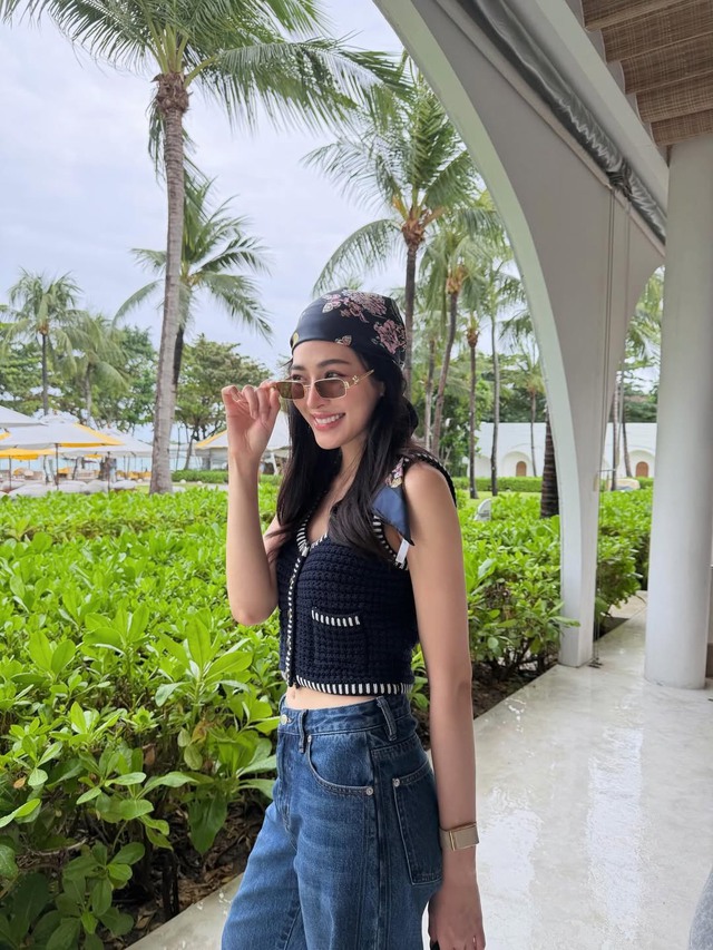 Điểm xuyết vào những chuyến du lịch đầu năm với khăn lụa họa tiết hoa- Ảnh 3.