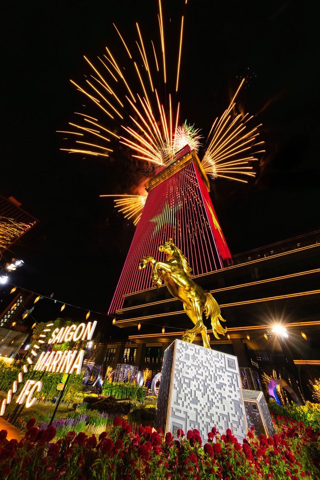 Saigon Marina IFC  -  M&agrave;n ph&aacute;o hoa t&ograve;a th&aacute;p đầu ti&ecirc;n tại Việt Nam - Ảnh 4.