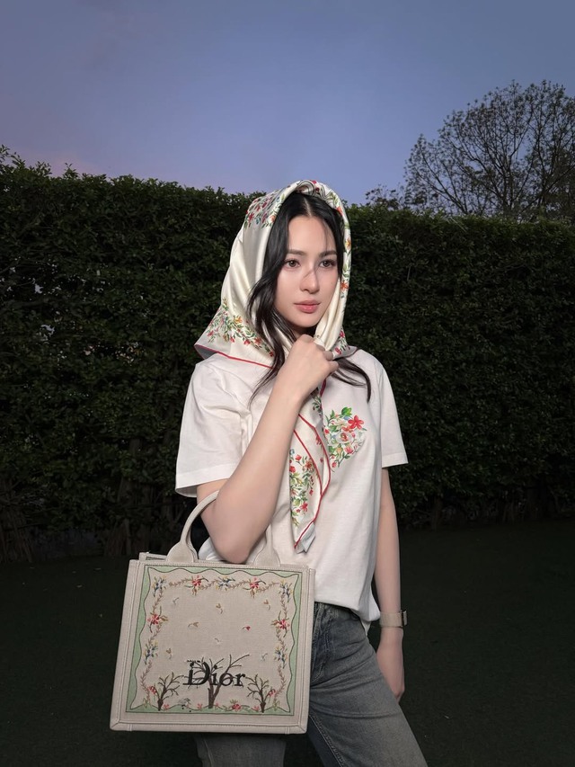 Điểm xuyết vào những chuyến du lịch đầu năm với khăn lụa họa tiết hoa- Ảnh 6.