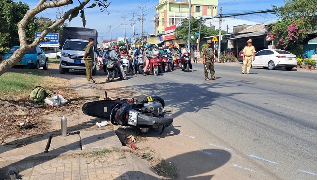 M&ugrave;ng 2 tết: Xe m&aacute;y va v&agrave;o đu&ocirc;i xe chở r&aacute;c, một người tử vong- Ảnh 1.