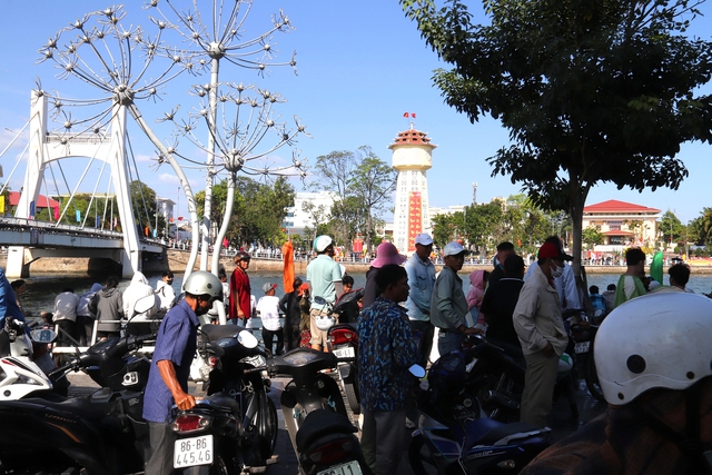 Phường Phan Thiết: Lễ hội đua thuyền tr&ecirc;n s&ocirc;ng C&agrave; Ty rộn r&agrave;ng sắc xu&acirc;n B&iacute;nh Ngọ - Ảnh 7.