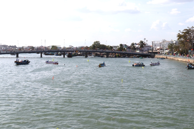 Phường Phan Thiết: Lễ hội đua thuyền tr&ecirc;n s&ocirc;ng C&agrave; Ty rộn r&agrave;ng sắc xu&acirc;n B&iacute;nh Ngọ - Ảnh 1.