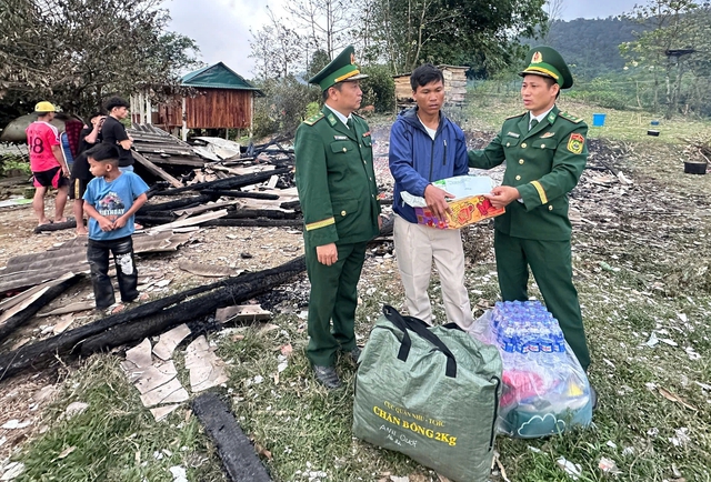 Cháy nhà ở vùng núi ở Quảng Trị mùng 2 tết- Ảnh 1. Cháy nhà ở vùng núi ở Quảng Trị mùng 2 tết- Ảnh 1.
