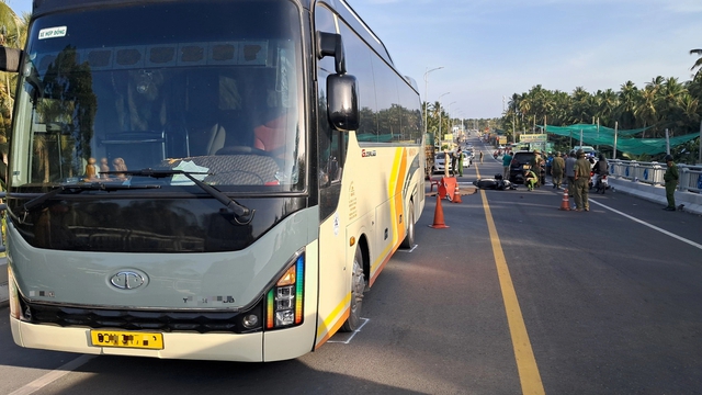 Đồng Tháp: Tai nạn trên cầu Chợ Gạo, 1 người tử vong tại chỗ- Ảnh 1. Đồng Tháp: Tai nạn trên cầu Chợ Gạo, 1 người tử vong tại chỗ- Ảnh 1.