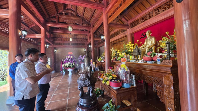 D&acirc;ng hương B&aacute;c Hồ giữa kh&ocirc;ng gian xu&acirc;n trang nghi&ecirc;m ở Tỉnh ủy Đồng Nai - Ảnh 1.