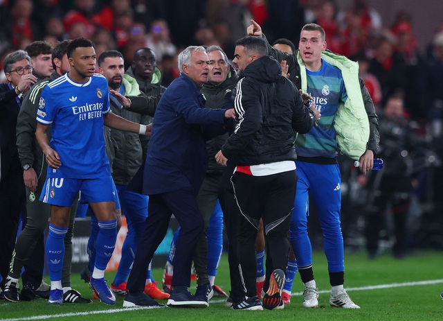 HLV Mourinho n&oacute;i g&igrave; về m&agrave;n ăn mừng g&acirc;y tranh c&atilde;i của Vinicius tại Champions League, UEFA sẽ điều tra?- Ảnh 1.