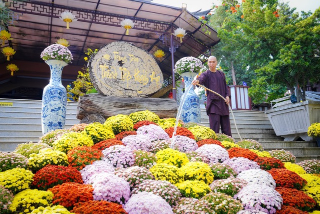 Mừng xu&acirc;n Di Lặc l&agrave; g&igrave;? V&igrave; sao c&aacute;c ch&ugrave;a treo c&acirc;u n&agrave;y ng&agrave;y tết? - Ảnh 2.