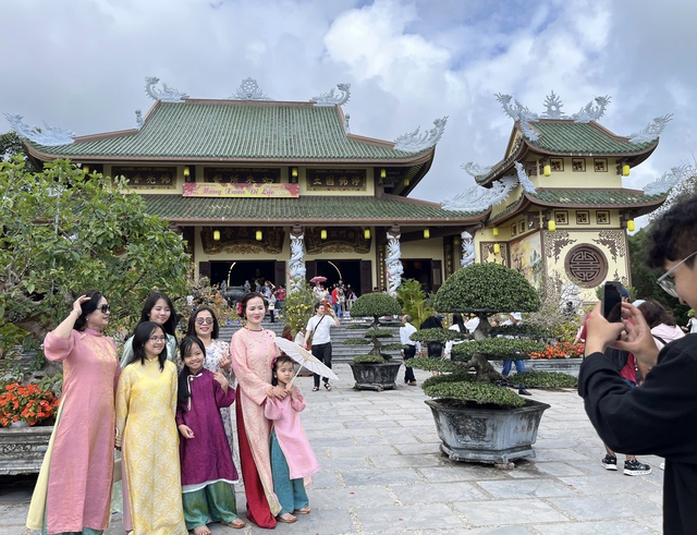 Mừng xu&acirc;n Di Lặc l&agrave; g&igrave;? V&igrave; sao c&aacute;c ch&ugrave;a treo c&acirc;u n&agrave;y ng&agrave;y tết? - Ảnh 1.