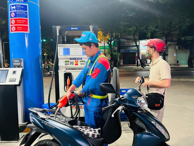 Gi&aacute; xăng dầu h&ocirc;m nay 11.8.2026: Bật tăng mạnh- Ảnh 1.