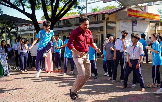 Trường học siết điện thoại, khi giờ ra chơi trở lại đúng nghĩa tuổi học trò - Ảnh 1.